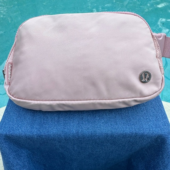 lululemon Everywhere Belt Bag 1L - Picture 2 of 16